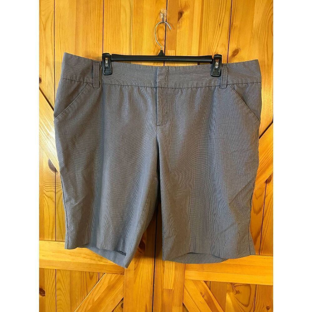 Daisy Fuentes Womens Gray Striped Zip Up Pockets Bermuda Shorts Size 22W (8974)